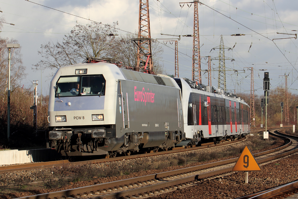 PCW 8 (127 001-6) Eurosprinter mit einem neuen Stadler Flirt 3 ET 25 2301 (429 001-7 D-ABRN) für Abellio Rail durchfährt Recklinghausen-Ost 3.2.2016