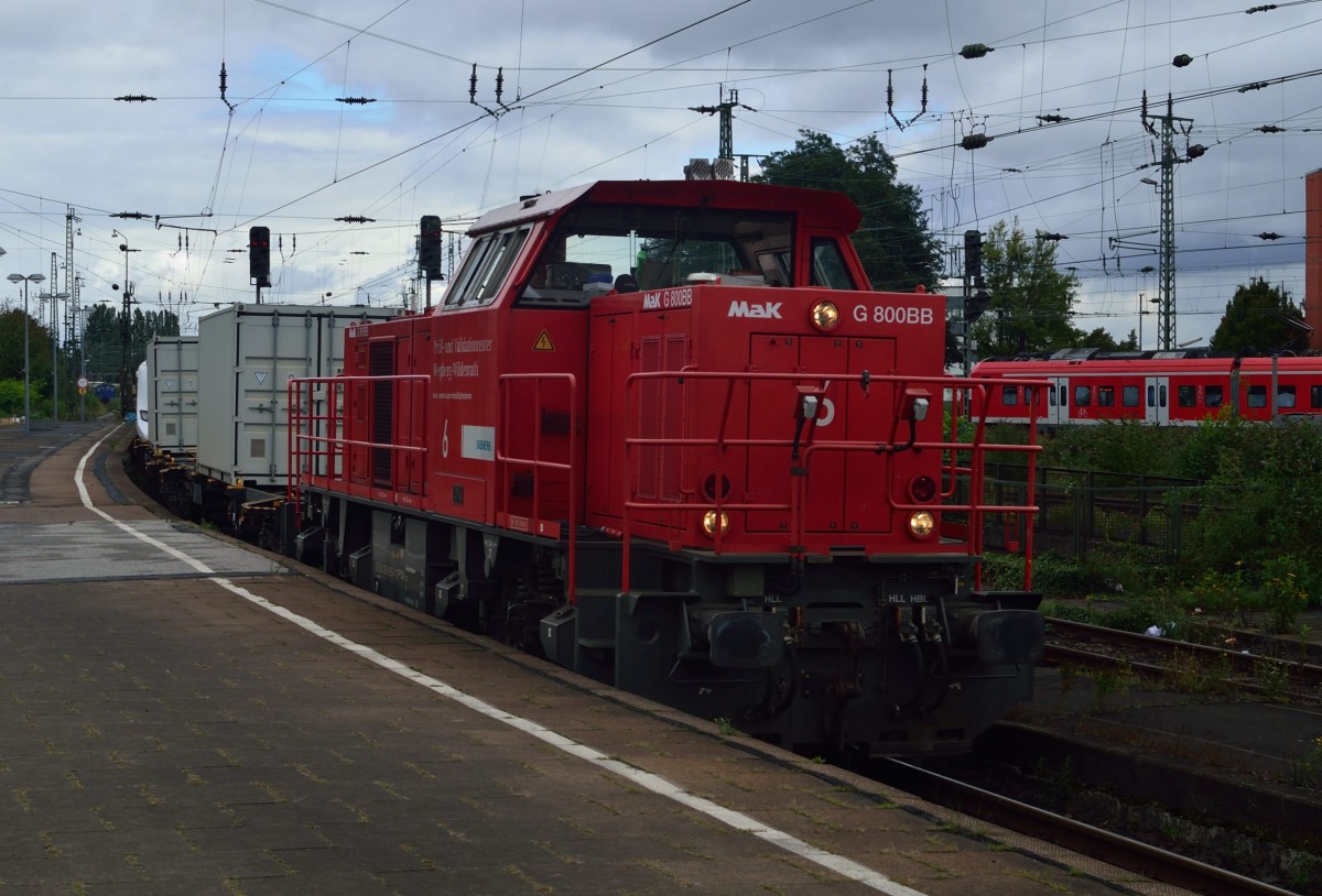 PCW Nr.6 kommt am Montagmittag mit einem Teilzug der britischen Firma Thameslink hinter dem Schutzwagen durch den Mönchengladbacher Hbf gefahren.
Ziel der Fuhre dürfte Wildenrath sein, wo der Zug kompletiert und getestet wird.
7.9.2015