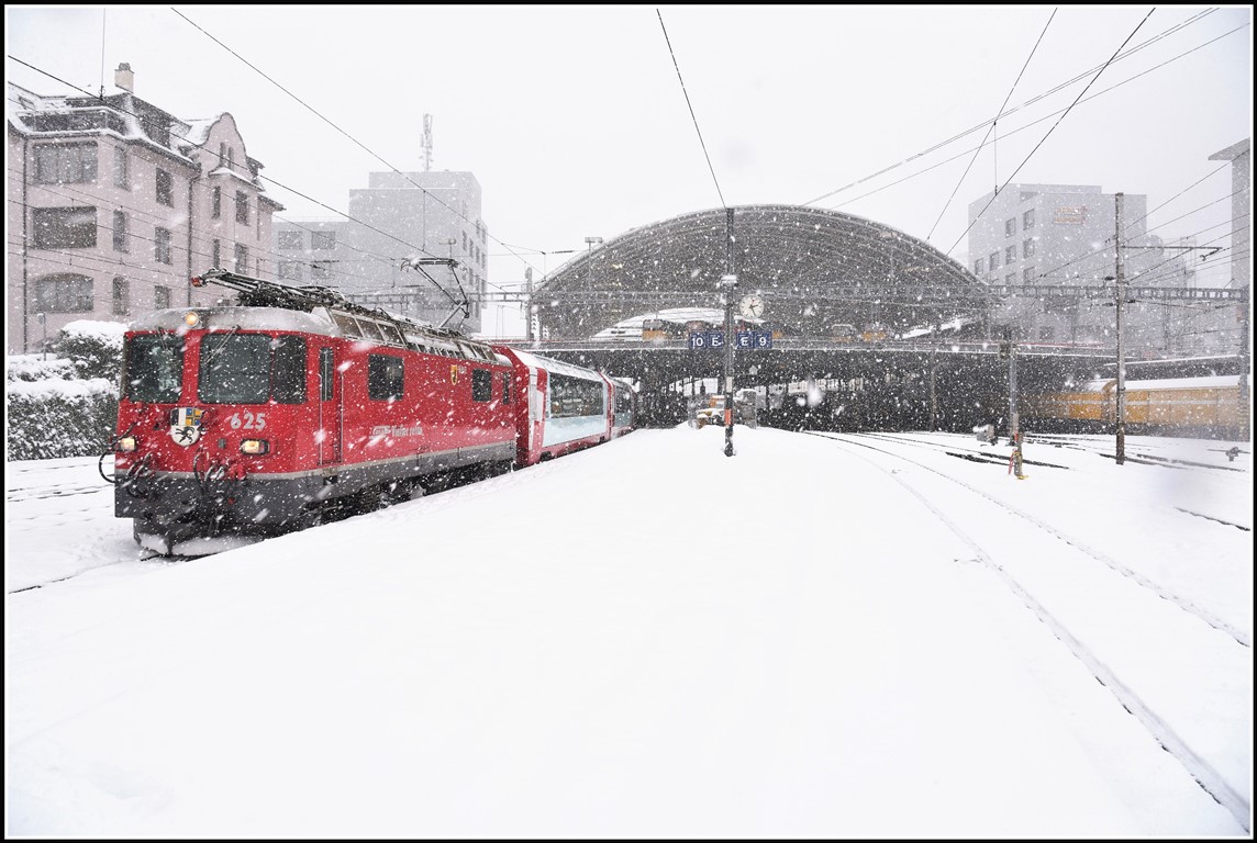 PE902 nach St.Moritz mit Ge 4/4 II 625  Küblis  wartet in Chur noch auf umgeleitete Anschlussreisende. Seit Jahrzehnten als Glacier-Express vermarktet heisst es jetzt plötzlich Panorama Express. Was soll das? (10.01.2019)