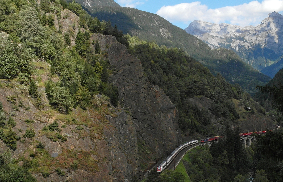 Pech beim Sonne-Wolken-Lotto - Zwischen Meitschligen und Gurtnellen begegnen sich am 01.10.2015 der bergwärts fahrende 'WINNER'-Zug und der von Lugano nach Basel fahrende ICN 676.