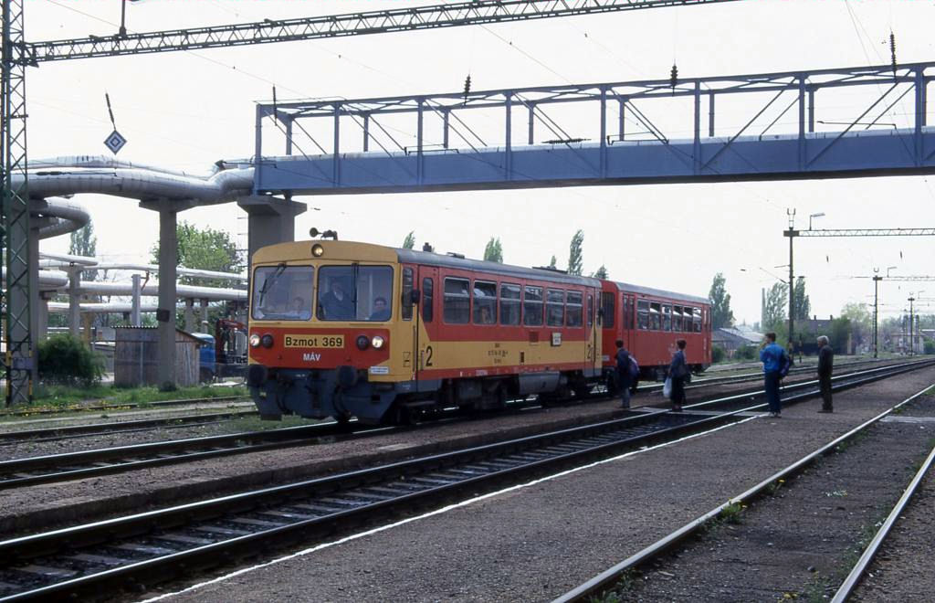 Pecs Klvarosz: Bzmot 369 hlt um 11.00 Uhr am Bahnsteig.
