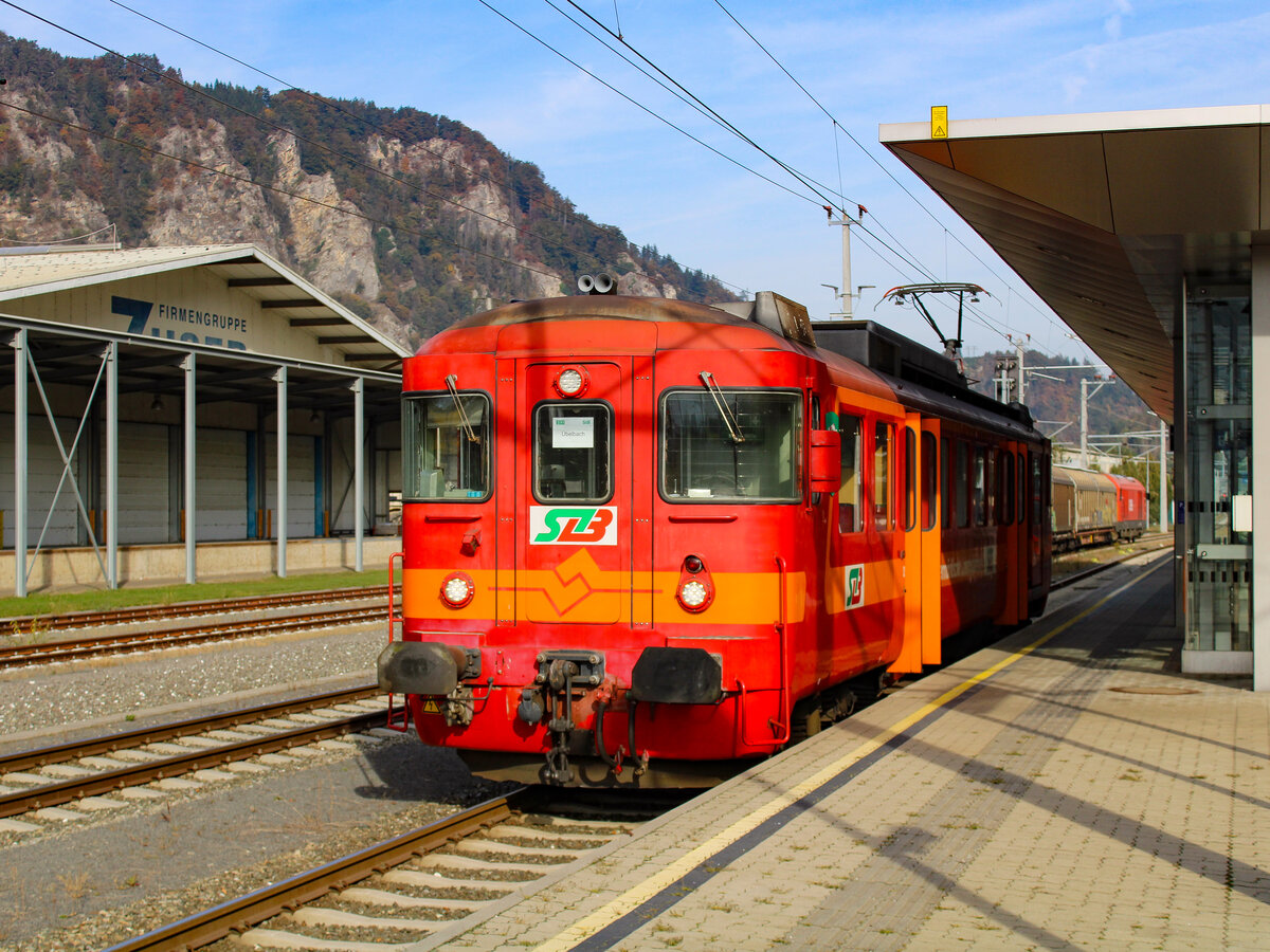 Peggau. Der ET15 der Steiermarkbahn wird auf der Übelbacher Bahn zwischen Peggau und Übelbach als Ersatzfahrzeug eingesetzt. Am 18.10.2023 ist einer von zwei Stadler GTW ausgefallen, weshalb der ET15 einspringen musste; Hier ist der Triebwagen als S11 im Bahnhof Peggau zu sehen.