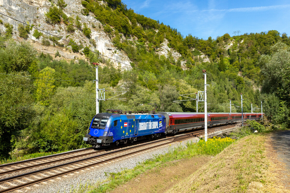 Peggau. Die 1116 154 „Zugkraft f�r Europa“ zieht am 07.09.2026 den rjx 133 nach Villach, hier bei Peggau.