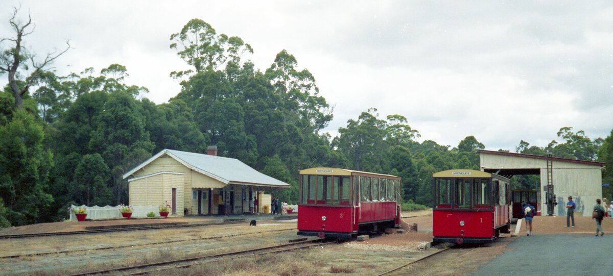 Pemberton (Northcliffe)-Tram, West-Australien__Tw 1 und 3 in der  Hauptstation  Pemberton. Ursprünglich diente die Bahn hauptsächlich der Holzabfuhr. Zahlreiche Sägewerke entlang der Bahnstrecke betrieben eigene  Waldeisenbahnen  für die Zufuhr zur Hauptstrecke.__16-01-1989