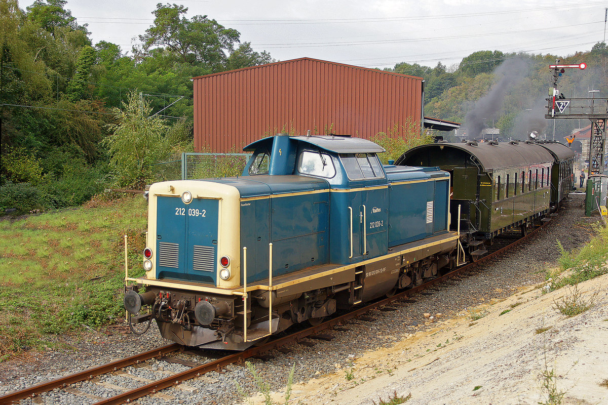 Pendelzug mit Lokomotive 212 039-2 am 15.09.2018 bei der Ausfahrt aus dem Eisenbahnmuseum Bochum-Dahlhausen.