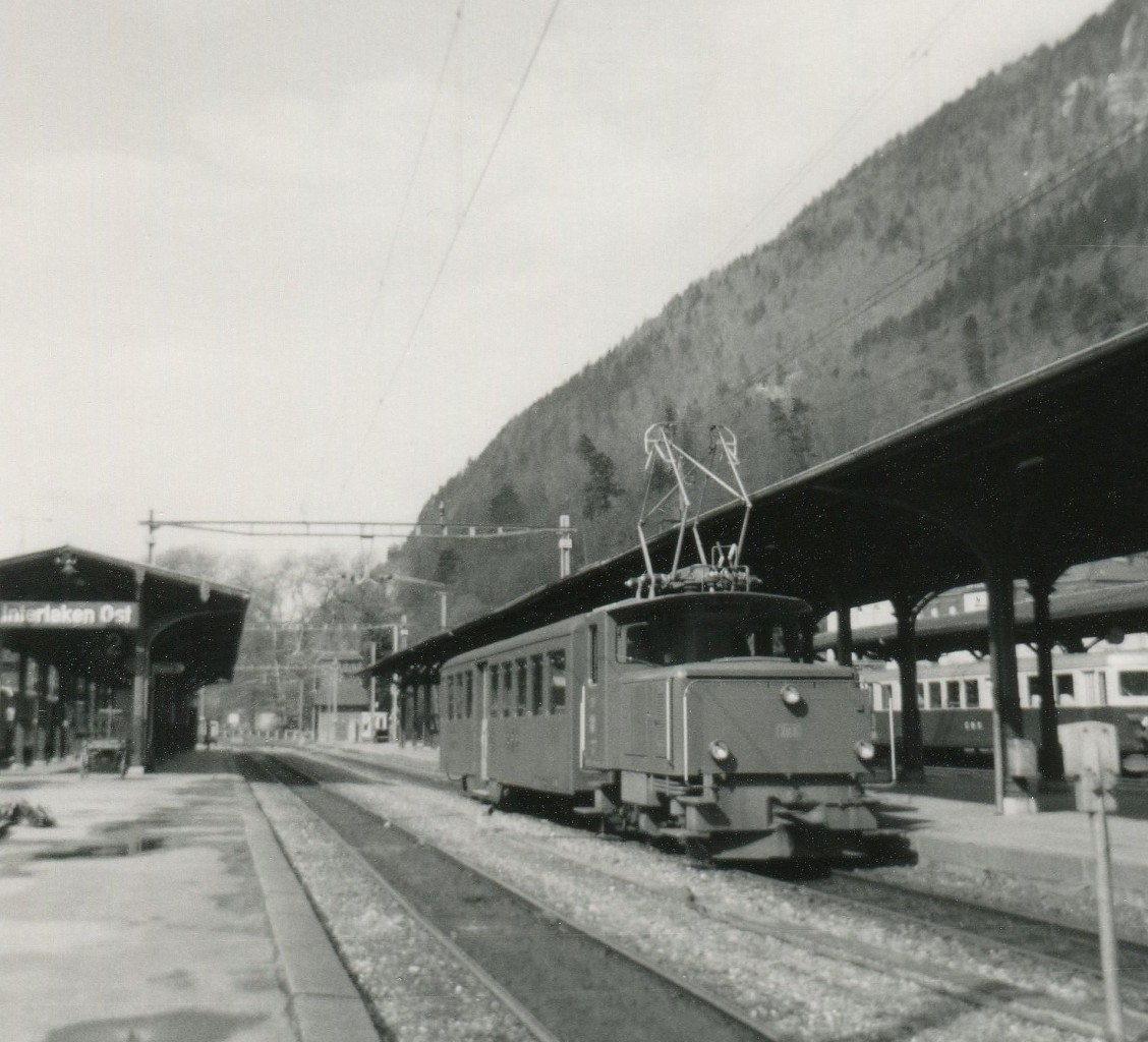 Pendelzug der SBB-Brüniglinie Interlaken Ost - Ringgenberg in Interlaken an einem Spätherbsttag 1963. Verwendet wird der Rangiertraktor 203. 