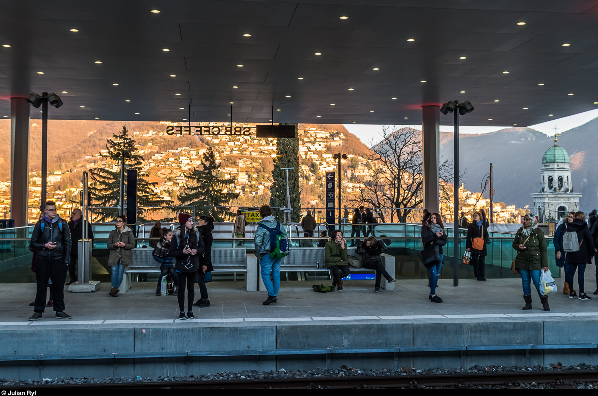 Pendler warten am 24. Januar 2017 am erneuerten Bahnhof Lugano auf den Zug. 
