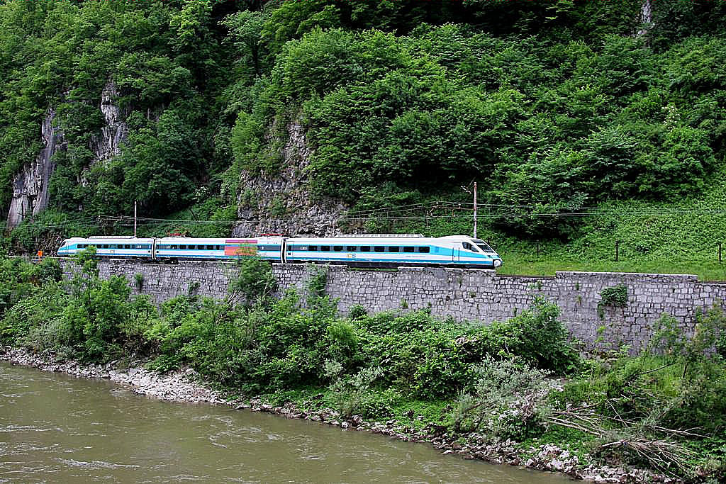 Pendolino 310001 ist am 28.5.2011 im Flusstal der Sava nach Maribor unterwegs.