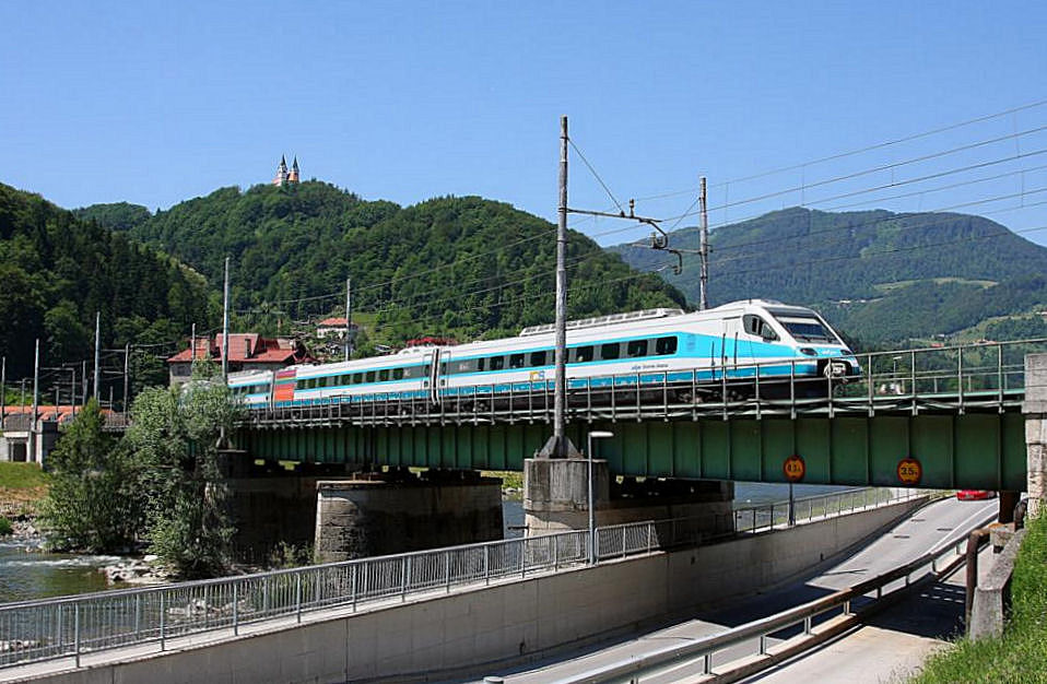 Pendolino 310001 aus Maribor verläßt Lasko und überquert am 26.5.2011 die Savinja
Brücke nahe der Namen gleichen Brauerei der Stadt.