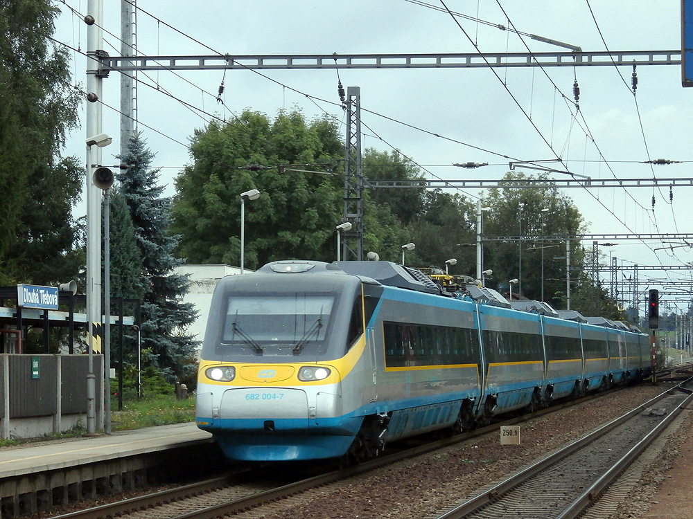 Pendolino (Reihe 680) der ČD fährt nach Prag, hier in Dlouhá Třebová. (14.9.2014)