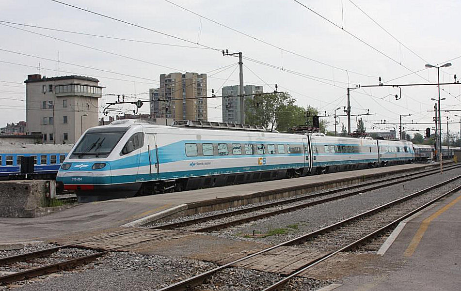 Pendolino der slowenischen Eisenbahn, hier Zug 310004, am 30.4.2008 
im Hauptbahnhof Lubljana.