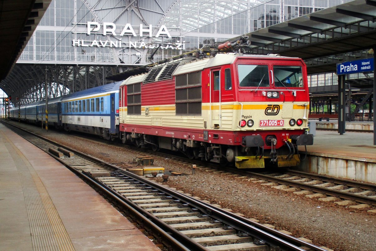 Pepin (371 005) steht am 24 September 2017 in Praha hl.n. mit ein EC nach Hamburg, Berlin und Dresden. Dieser EC ist aus Budapest über Bratislava in Praha hl.n. eingetroffen und dort wird der ZSSK 350er abgekuppelt, während am Ende/Kopf dieses Züges PEPIN (371 005) sich meldet.