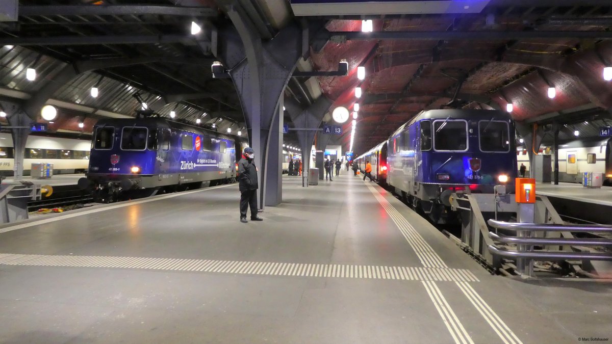 Per Fahrplanwechsel 2021 wurde die Re 421 aus den Dienten von SBB Personenverkehr gestrichen. Ihre Leistungen wurden durch die ETR 610 oder RABe 503 übernommen. Weil der EC 194 Verspätung hatte fuhr die Re 421 383 mit ihm aufs Gleis 12. Die Re 421 379 fuhr mit ihrem pünktlichen IC 4 aufs Gleis 13. Somit ergab sich am Letzten Betriebstag beim Personenverkehr noch ein spezielles Treffen. Zürich, 12.12.2020