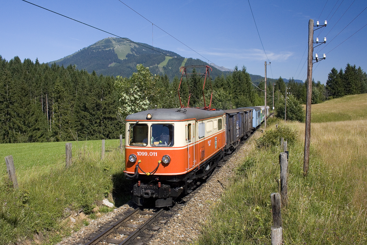 Per Fahrplanwechsel im Dezember 2010 hat die NÖVOG den Betrieb auf der Mariazellerbahn von den ÖBB übernommen. Vorerst wurde der Betrieb mit den Bestandsfshrzeugen abgewickelt, die aber das jeweilige ÖBB-Singet verloren hatten. 

Am 17. Juli 2011 war die  entpflatschte  1099 011 mit dem R 6805  Dirndltaler  von St. Pölten Hbf nach Mariazell unterwegs. Hier ist der Zug zwischen Mitterbach und Mariazell zu sehen. 