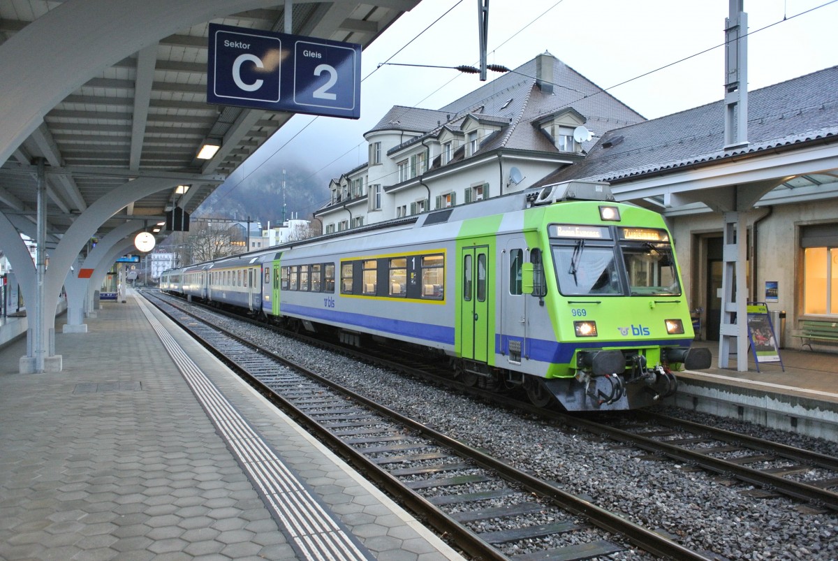 Per Fahrplanwechsel wurden die Re 4/4 Pendel im Simmental aufgelöst, und durch verlängerte NPZ (RBDe 565) ersetzt. Im Bild ist der RE 3115 beim Zwischenhalt in Interlaken West. Die beiden Umläufe sind neuerdings so formiert: ABt 969, A EWI, AB EWI, B Lego und RBDe 565, 20.12.2013.