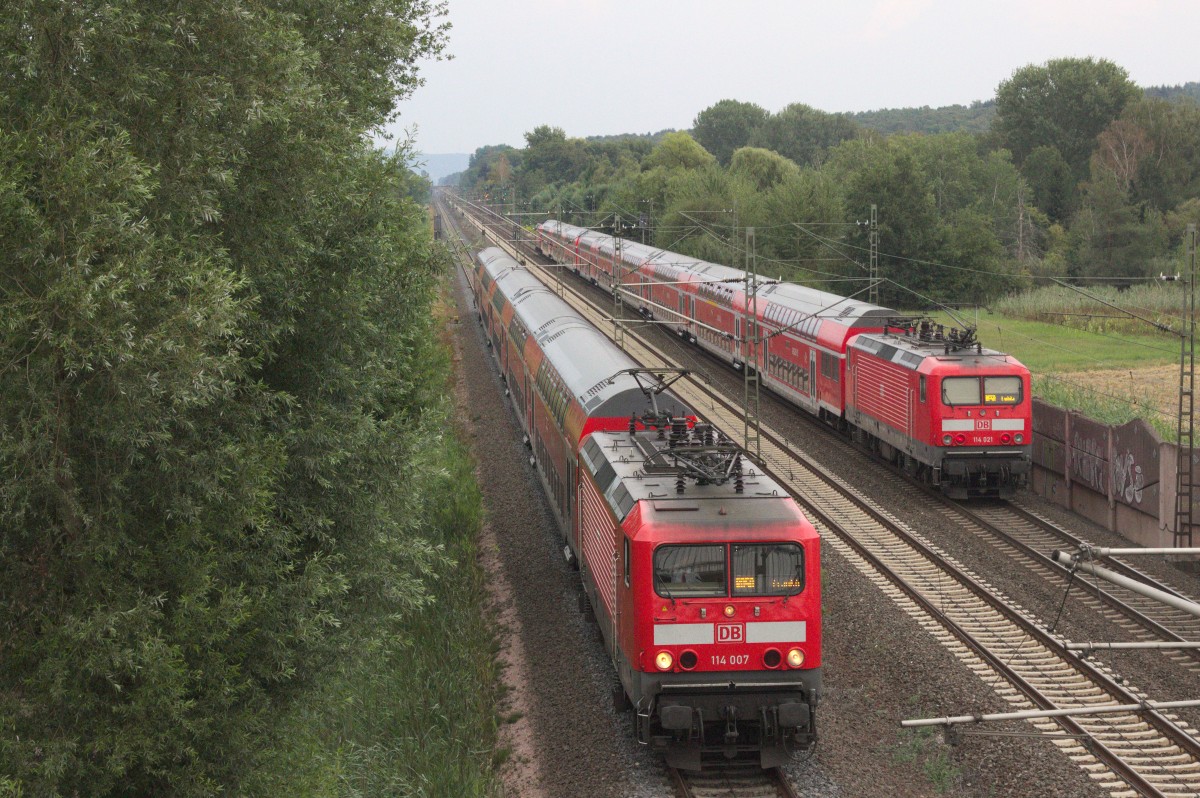 Perfekt! 
Ein Treffen zweier Ostloks der Baureihe 114 konnte am 10.08.15 bei Rodenbach aufgenommen werden. 
Während sich die Garnitur Rechts im Bild auf den Weg nach Fulda macht, darf die 114 links im Bild nun schon stark abbremsen, um den Haltepunkt Rodenbach nicht zu verfehlen. 
Was dem geschulten Auge noch auffallen mag; Die rechte Garnitur ist mal wieder mit 2 Verstärkerwagen ausgestattet. 