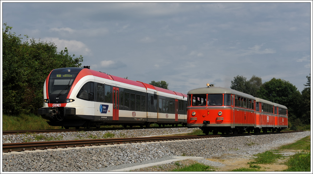 Perfekt organisiert - das Treffen der ersten und letzten Triebwagengeneration der Graz-Köflacher Bahn. Dafür wurde VT 10.02 (Baujahr 1953) in die AB Gleinstätten  eingesperrt  damit 5063 012 (BJ 2011) im fotografenfreundlichen Tempo als R 8581 von Graz nach Wies vorbeifahren konnte.
