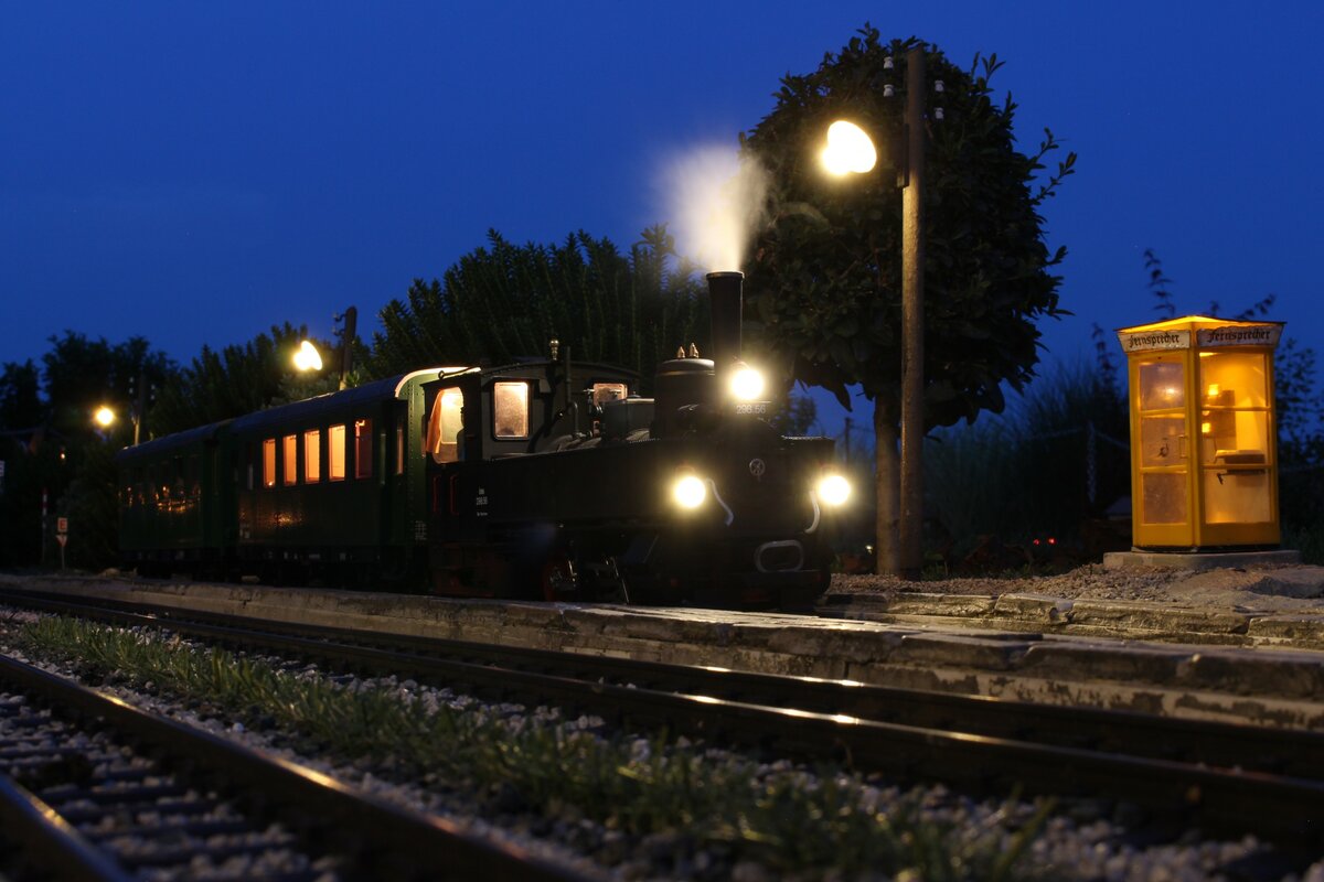 Perfekt zur blauen Stunde am 16.8.2021 fuhr die 298.52 mit einem Sonderzug in Trassdorf ein.
Dieser Zug war zusammen mit einem Fotogüterzug mit einer 2095 am Wochenende rund um den 15.8. für eine sehr zufriedene deutsche Eisenbahnfreundegruppe unterwegs.