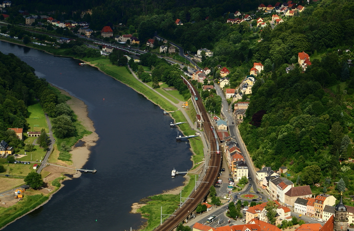 Perfektes Timing! Absolut zeitgleich erreichen am Nachmittag des 16.06.2017 ein langer Auto-Transportzug aus Tschechien und eine S-Bahn aus Dresden den Haltepunkt Königstein. Die Aufnahme erfolgte vom Wehrgang der Festung aus.