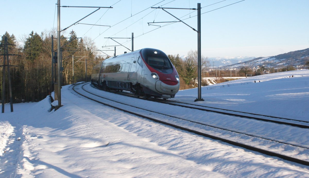 Perfektes Wetter, beinahe sauberer Astoro, schneebedeckte Landschaft. So passt der Eurocity perfekt in dieses Bild, als mir der RABe 503 *** an diesem Nachmittag bei Mörschwil vor die Linse fuhr.

Mörschwil, 24.01.2021 