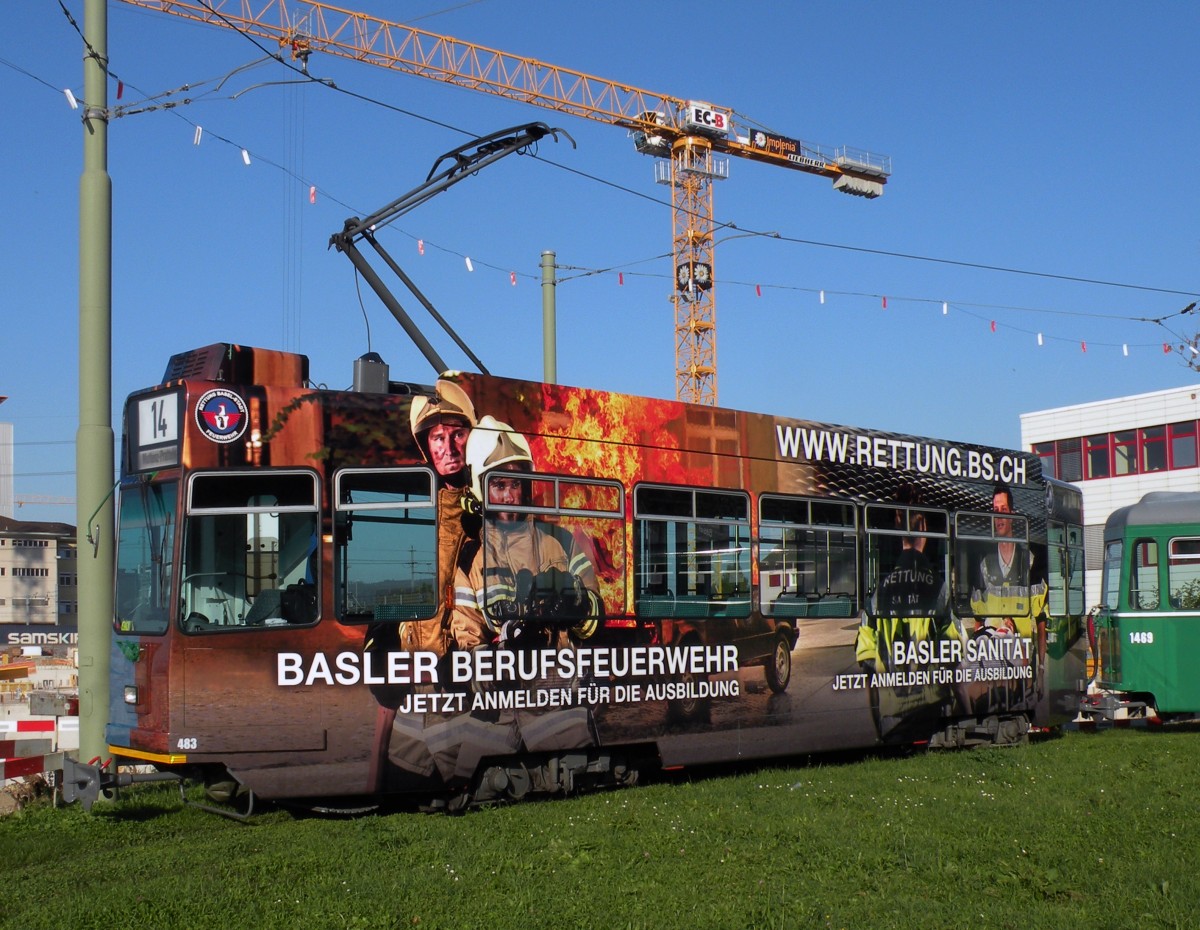 Personal suche bei der Basler Polizei, der Basler Feuerwehr und der Basler Sanitt. Der Be 4/4 483 soll bei der Personal suche helfen. Hier steht der Wagen in der Schlaufe bei Pratteln. Die Aufnahme stammt vom 31.10.2013. 