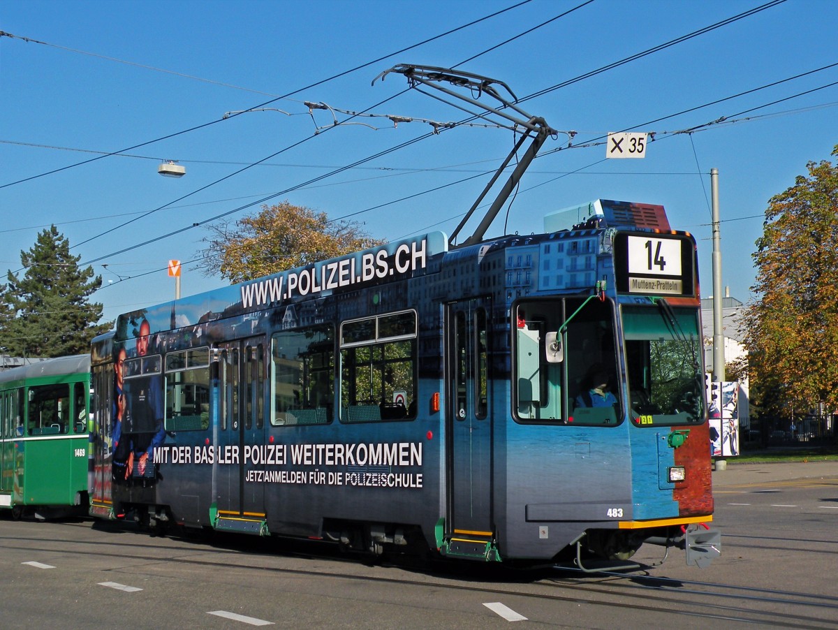 Personal suche bei der Basler Polizei, der Basler Feuerwehr und der Basler Sanitt. Der Be 4/4 483 soll bei der Personal suche helfen. Hier fhrt der Wagen zur Haltestelle Ciba. Die Aufnahme stammt vom 31.10.2013.