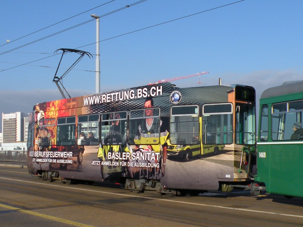 Personal suche bei der Basler Polizei, der Basler Feuerwehr und der Basler Sanität. Der Be 4/4 483 soll bei der Personal suche helfen. Hier fährt der Wagen zur Haltestelle Novartis Campus. Die Aufnahme stammt vom 05.12.2013..10.2013.