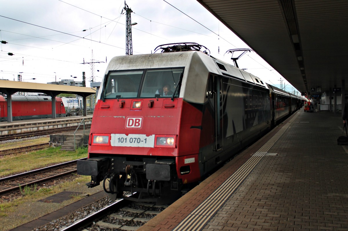 Personalwechsel auf 101 070-1  Die Adler Mannheim  am 02.05.2014, als sie mit dem EC 8 (Zürich HB - Hamburg-Altona) in Basel Bad Bf steht.