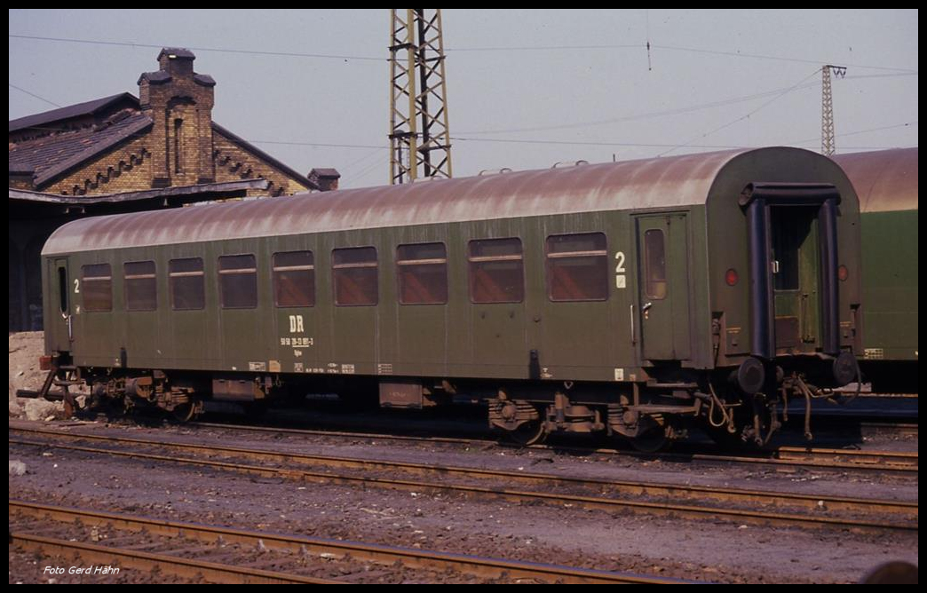 Personenwagen 241 Bghw am 18.3.1990 im HBF Halle an der Saale.