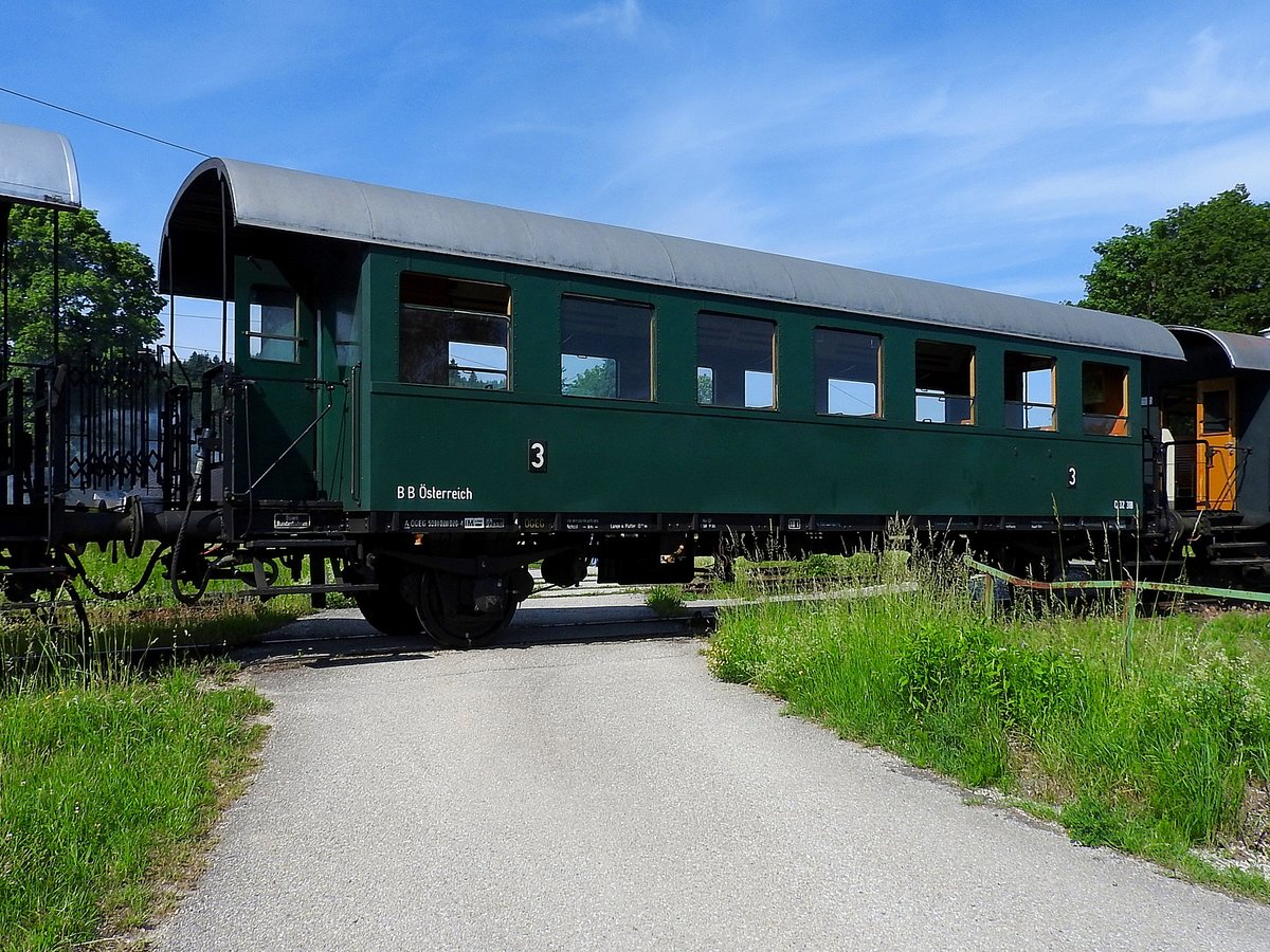 Personenwagen 3.Klasse (50 81 A-OEGEG 0211 020-4) in einem Zugverband bei Timelkam; 190609