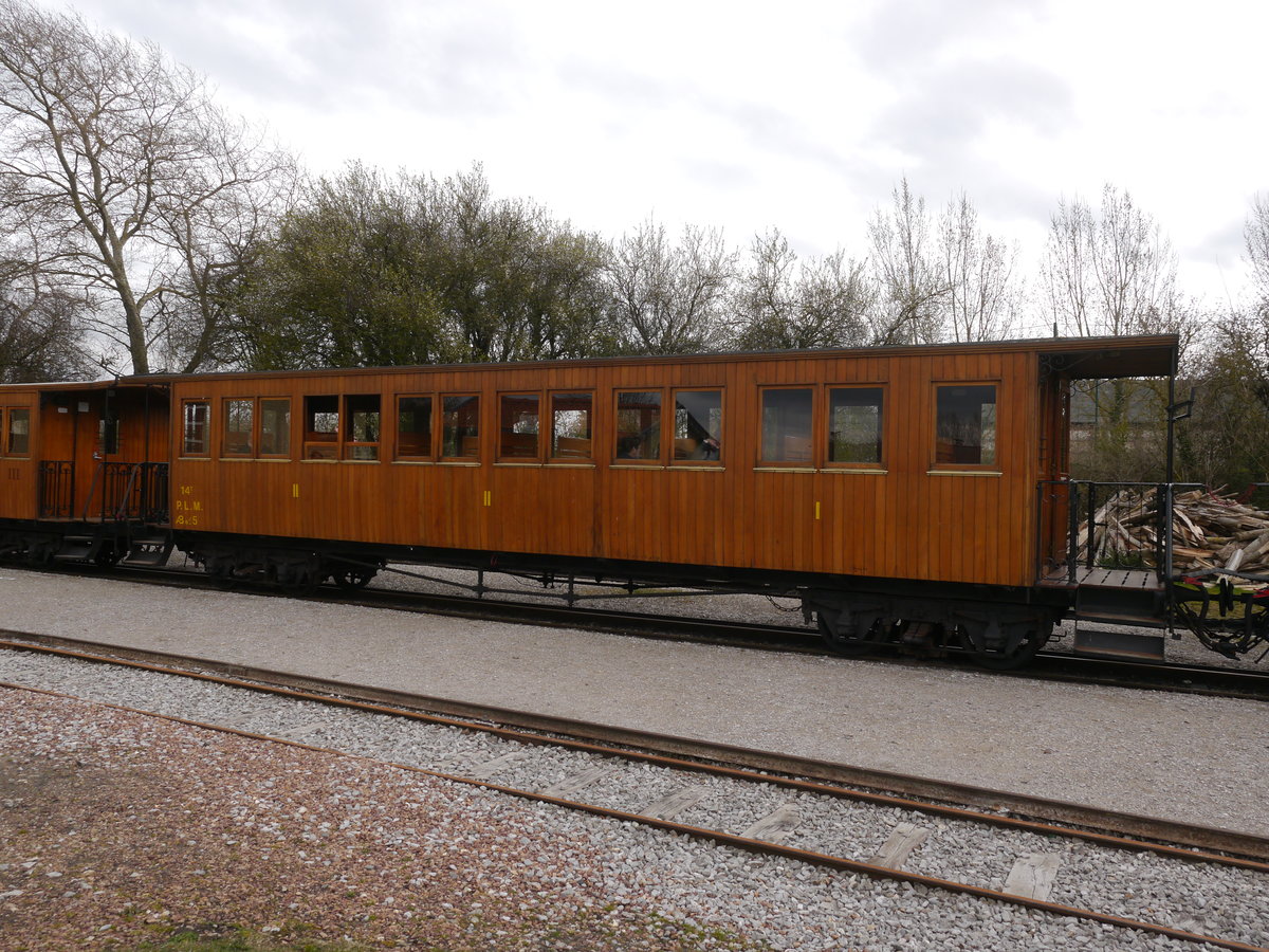 Personenwagen ABef5 der meterspurigen Museumseisenbahn Chemin-de-Fer-de-la-Baie-de-Somme (CFBS). Der vierachsige Wagen wurde 1906 von Decauville gebaut.
Er war ursprünglich auf der Strecke Orange - Buis-les-Baronnies im Einsatz, die der P.L.M. gehörte, wobei auch auf dieser Strecke der Betrieb durch die Société générale des chemins de fer économiques (SE)(deutsch: Allgemeine Kleinbahn-Gesellschaft) durchgeführt wurde. 
26.03.2016 Le Crotoy