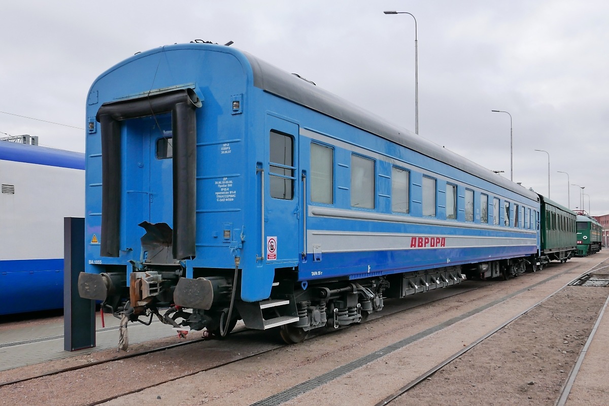 Personenwagen  AURORA  auf dem Freigelände des Russischen Eisenbahnmuseums in St. Petersburg, 4.11.2017