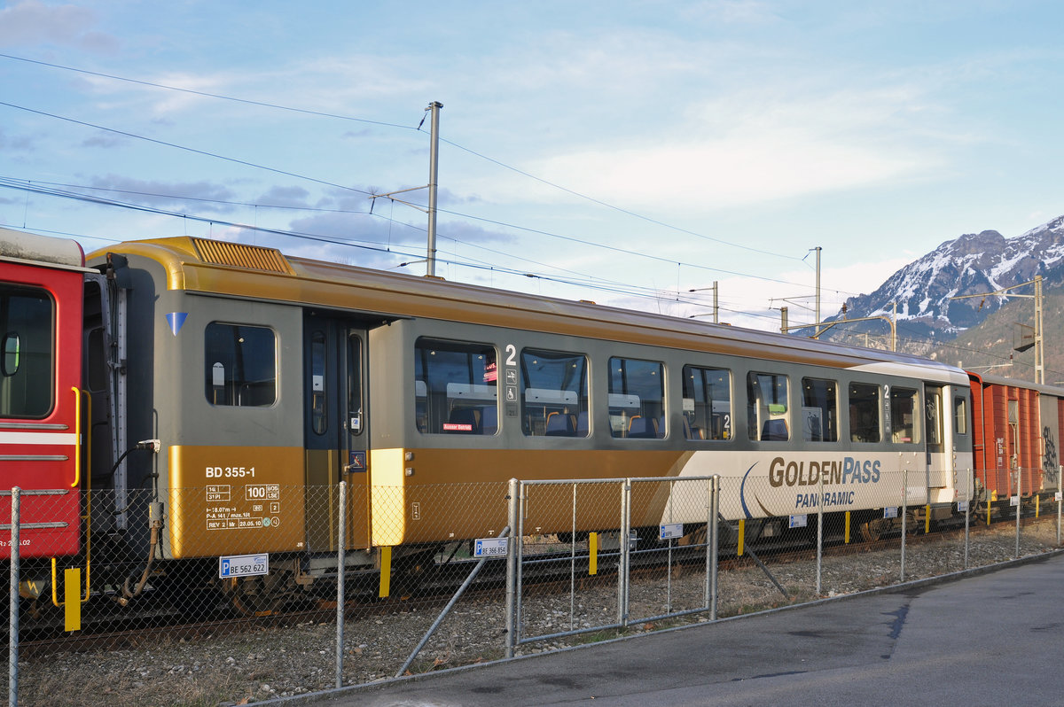 Personenwagen BD 355-1 Golden Pass Panoramic ist Ausgemustert und steht beim Bahnhof Interlaken Ost auf einem Abstellgleis. Die Aufnahme stammt vom 30.03.2016.