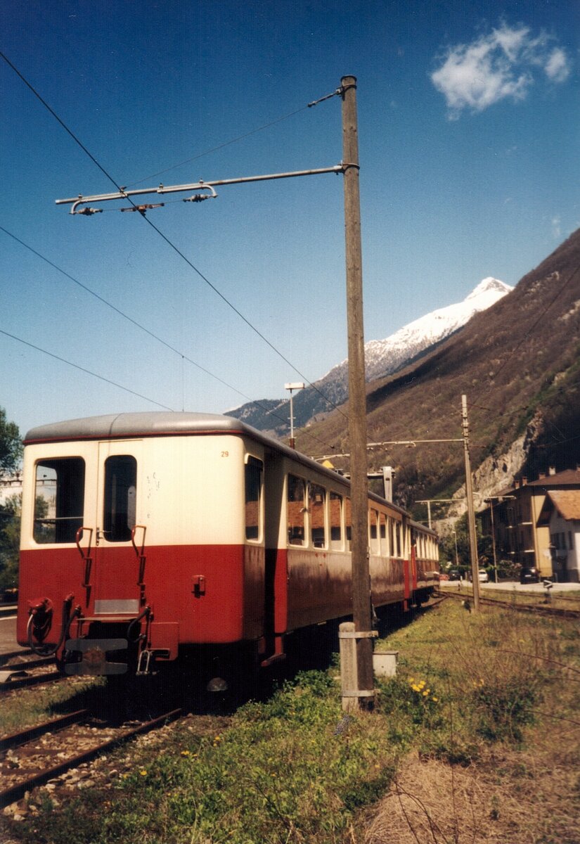 Personenwagen der Ferrovia Mesolcinese (ehem. Bellinzona–Mesocco-Bahn, Meterspur Adhäsionsbahn) im Bahnhof Castione-Arbedo 241 m. im April 2001.