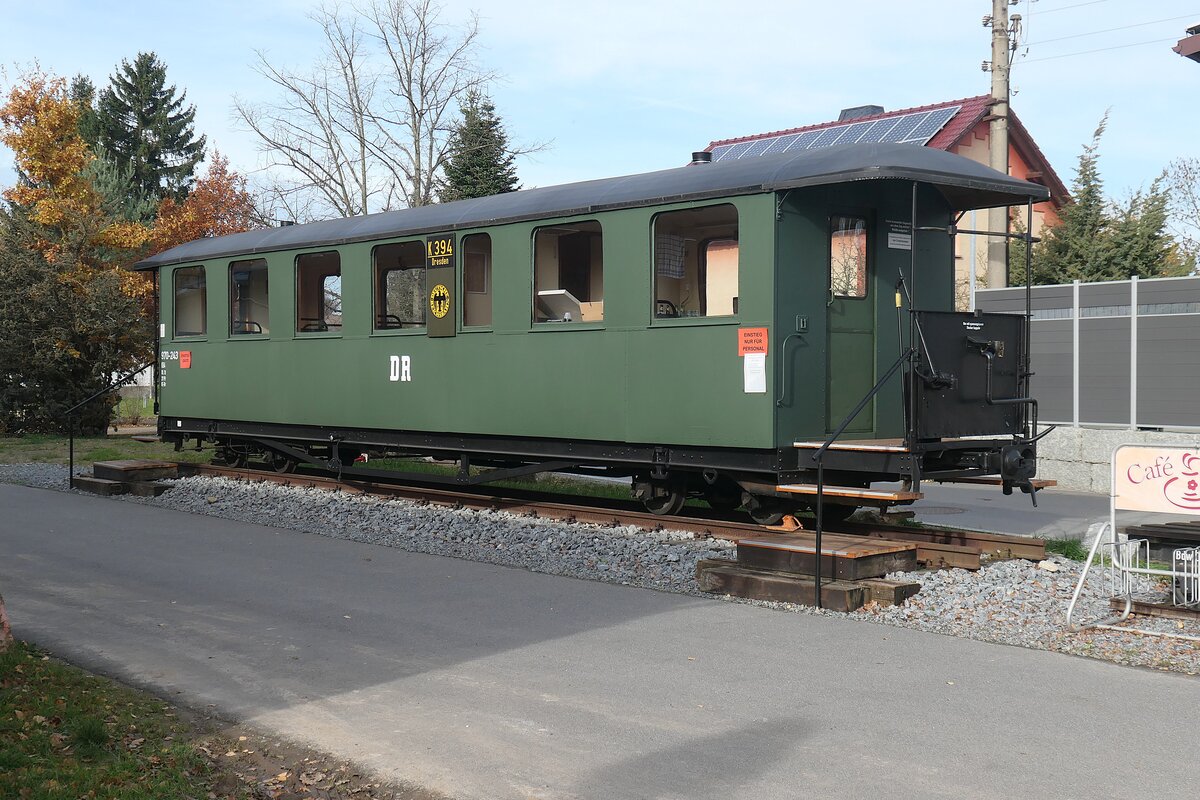 Personenwagen K 394 im Bahnhof Taubenheim im Jahr 2025. Der Wagen von einem Verein der Bahnstrecke steht seit Januar 2025 am Bahnhof Taubenheim (vorher jahrzehntelang in Oppach) und wird heute als Cafe verwendet. 