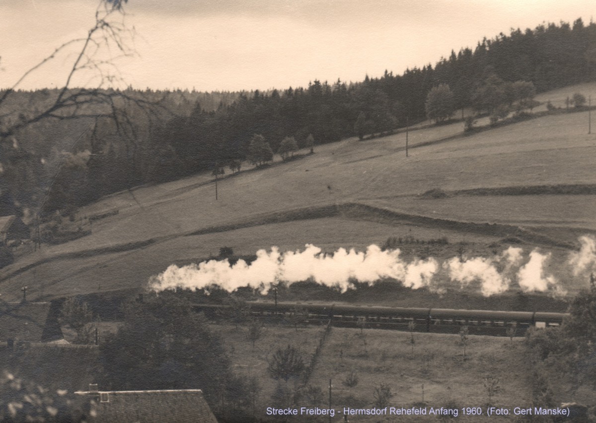 Personenzug auf der Strecke Freiberg - Hermsdorf Rehefeld Anfang 1960, genauer Ort leider unbekannt (Foto Gert Manske)