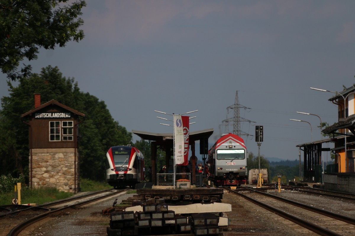 Personenzug Begegnung in Deutschlandsberg am 1.06.2015 . Ausserplamäßig wurde R8565 als Dosto geführt 