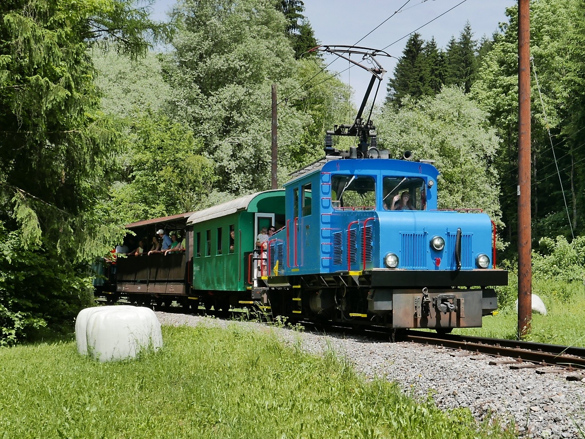 Personenzug der Breitenauerbahn mit Lok E4 in Richtung Mixnitz überquert gerade den Breitenauer Bach am 10.06.2019