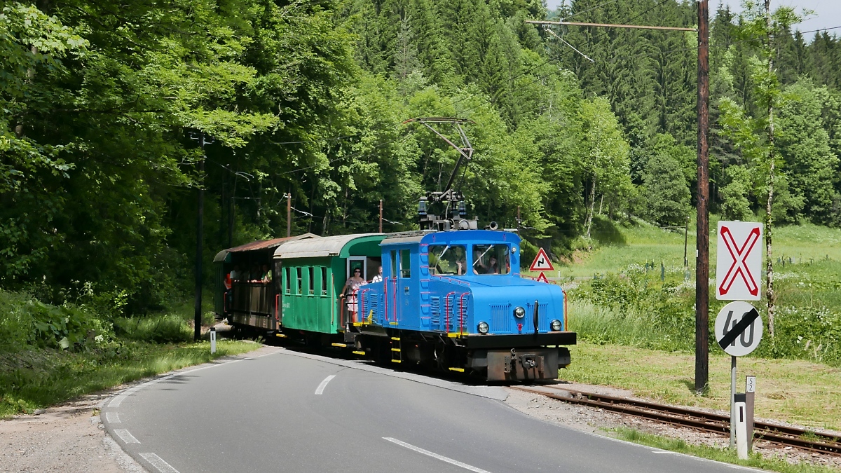 Personenzug der Breitenauerbahn in Richtung Mixnitz mit Lok E4 auf dem Bahnübergang Brucker Straße am 10.06.2019