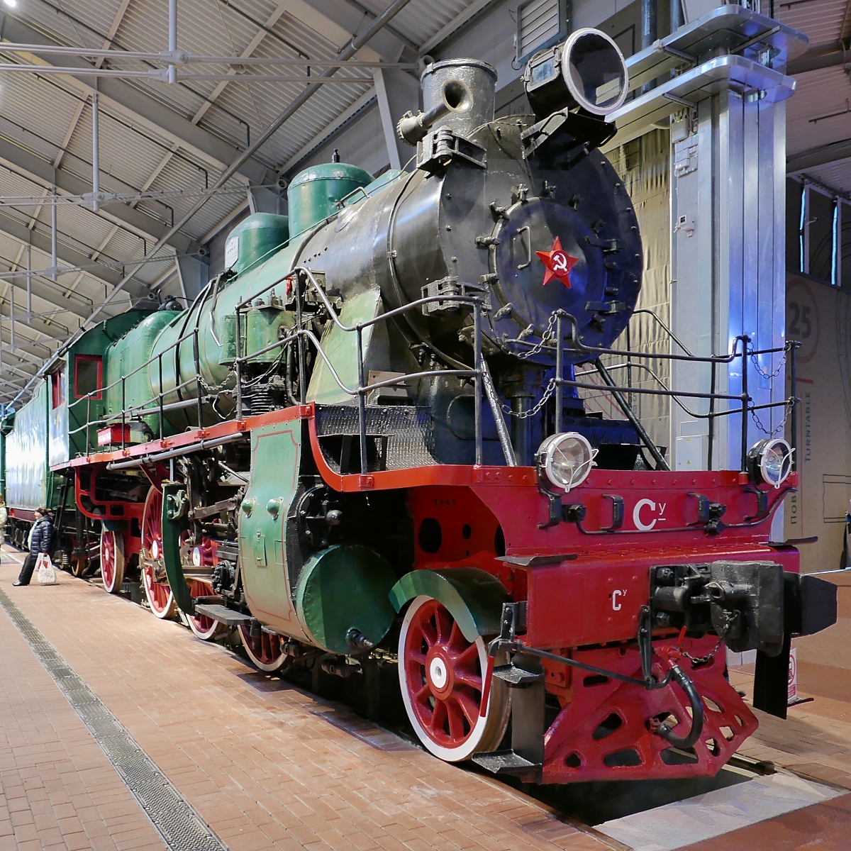 Personenzug-Dampflok Су(SU) 253-15, gebaut 1950, im Russischen Eisenbahnmuseum in St. Petersburg, 4.11.2017
