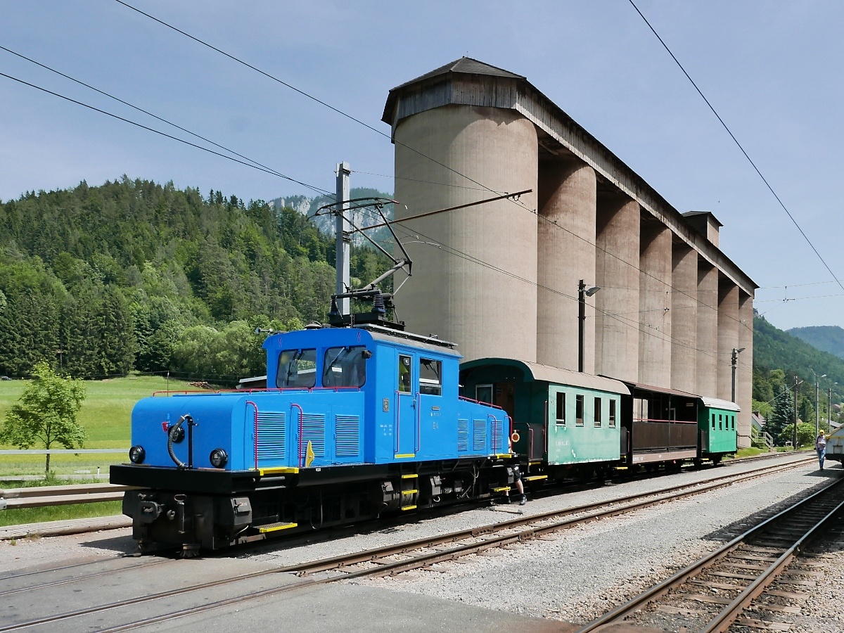 Personenzug mit Lok E4 der Breitenauerbahn vor den Silos in Mixnitz am 10.06.2019
