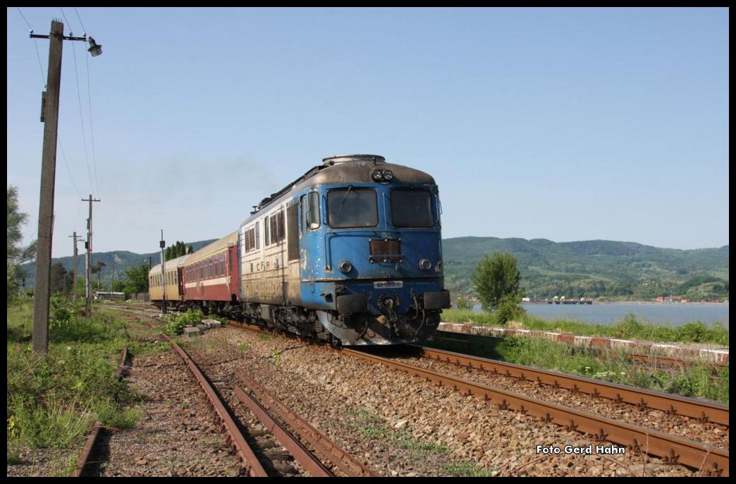 Personenzug nach Sibiu mit Zuglok 60-1308-0 verläßt den kleinen Bahnhof Daesti.