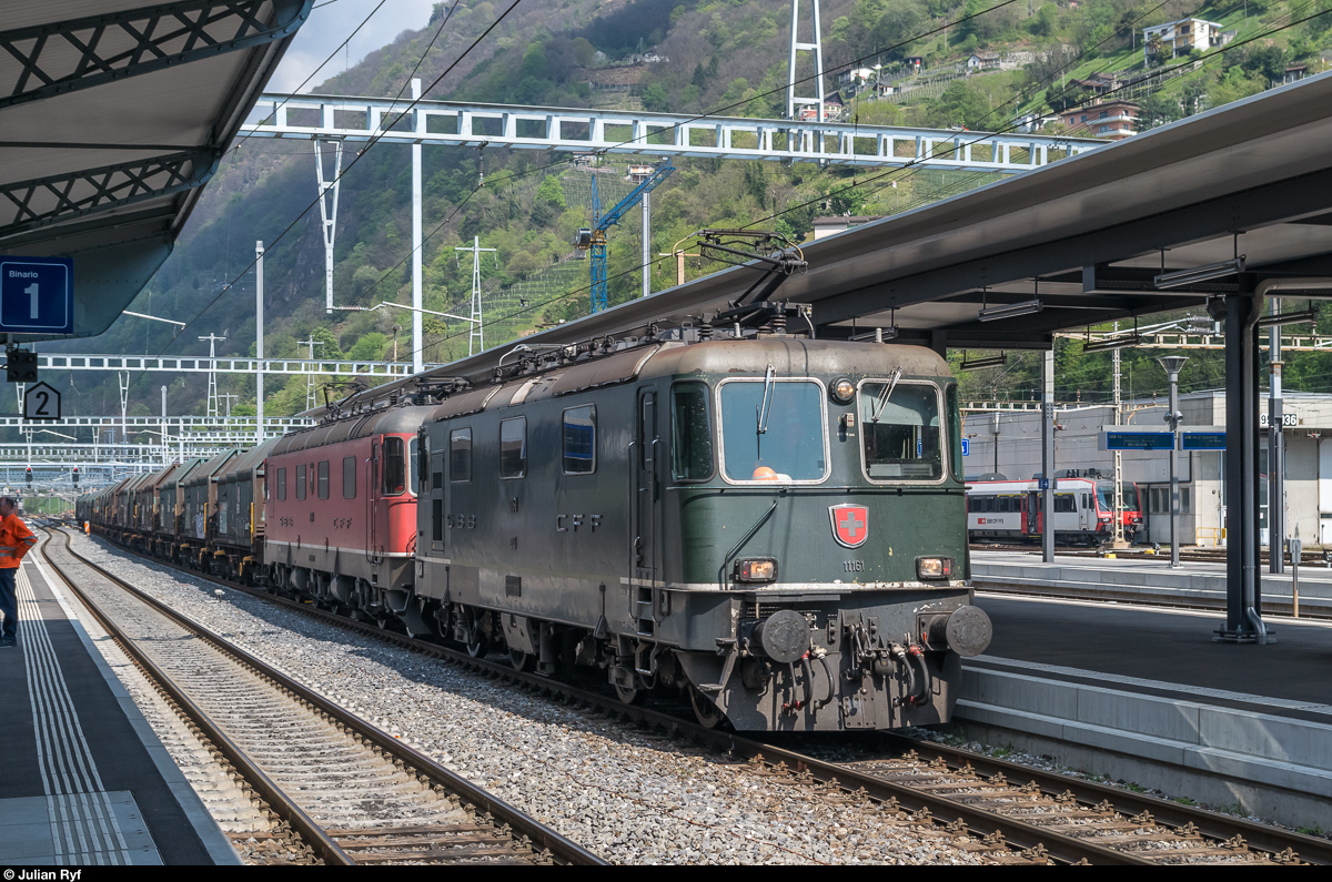 Personenzuglok vor Güterzug. Die Re 4/4 II 11161 gehört eigentlich zum Bestand von SBB Personenverkehr und hat am 10. April 2017 zusammen mit einer Schwesterlok den VSOE von Basel nach Chiasso gebracht. Am Nachmittag leistete sie dem bereits vorher gezeigten Stahlzug mit der Re 6/6 11684 Unterstützung für die Bergfahrt über den Ceneri. Ebenfalls per Güterzug gelangte die Lok später auch wieder in die Deutschschweiz - Personenzüge Tessin - Deutschschweiz mit Re 4/4 II gibt es seit dem letzten Fahrplanwechsel nur noch an Wochenenden.