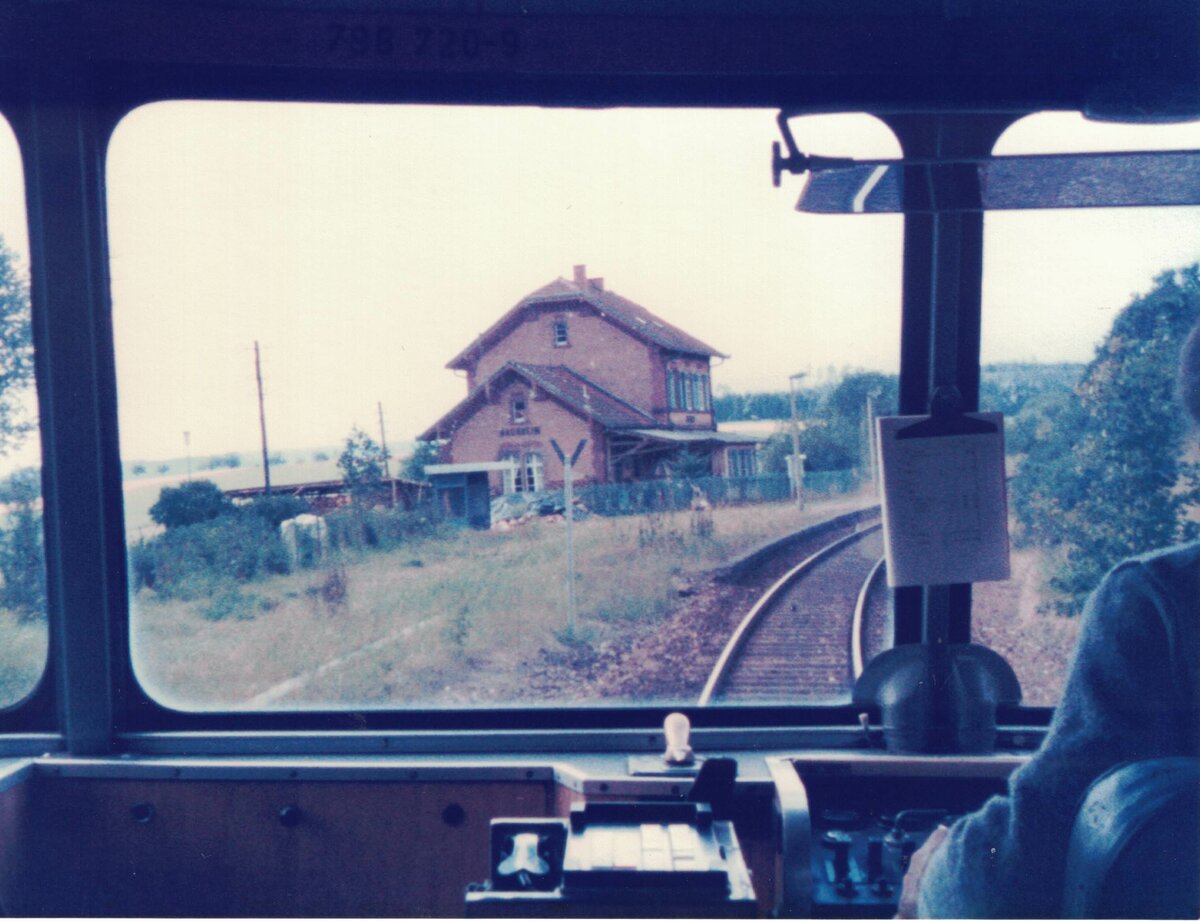 Perspektive aus dem Schienenbus: Bahnhof Bachheim ca. 1986. Das Empfangsgebäude war damals bereits verkauft. Eine etwas unscheinbare Schirmhalle lieferte Ersatz.