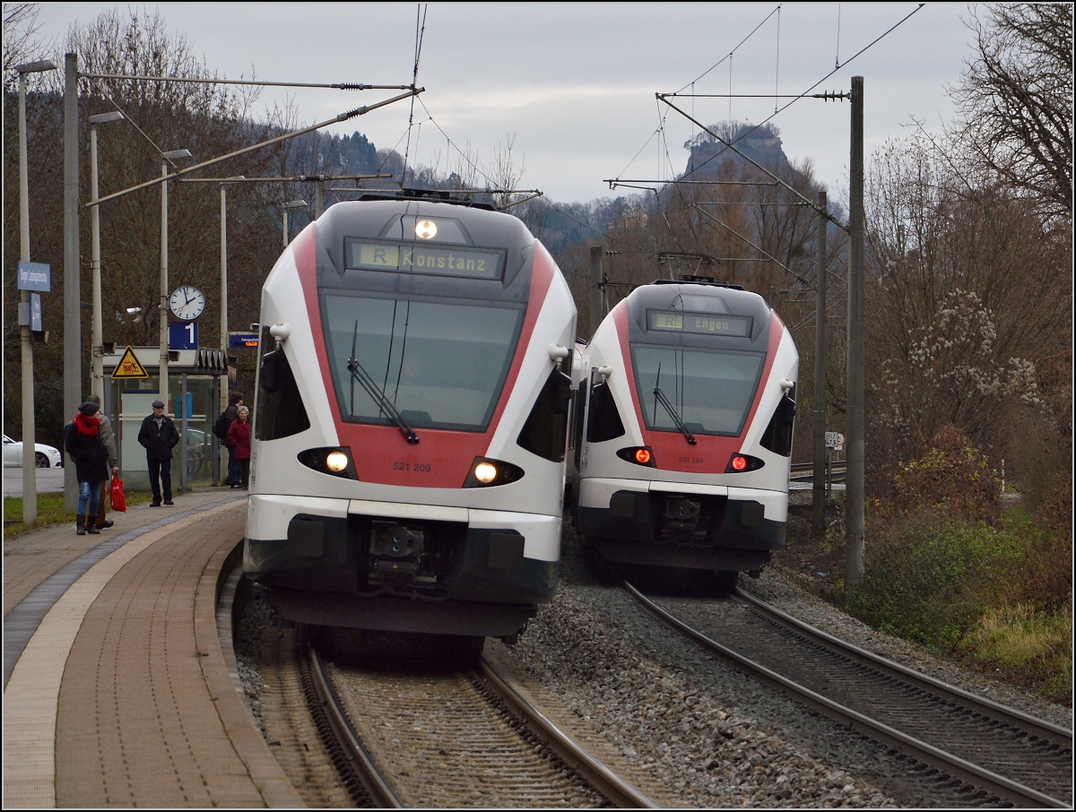 Perspektivspielchen mit den Seehasen RABe 521 204 und 209. Im Hintergrund der Hohenkrähen. Singen, Dezember 2014.