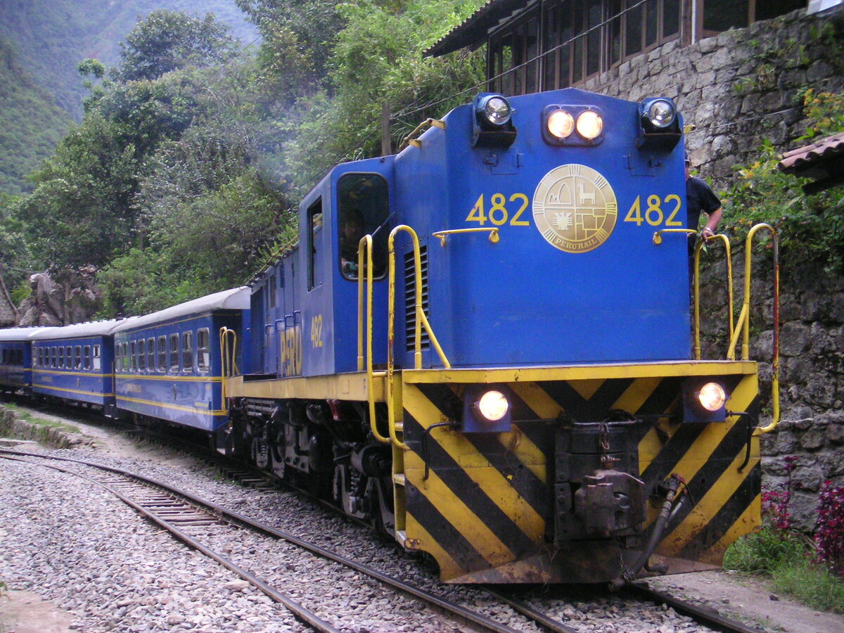 Perurail #482 in Aguas Calientes, eine MLW DL535 im November 2003 vor der Abfahrt nach Cusco.