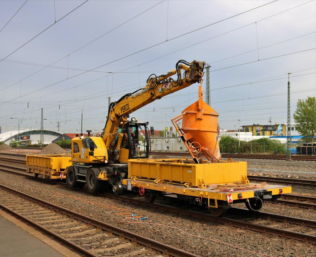 PERZL Liebherr 922 Rail am 18.04.20 in Bad Vilbel Bhf vom Bahnsteig aus fotografiert