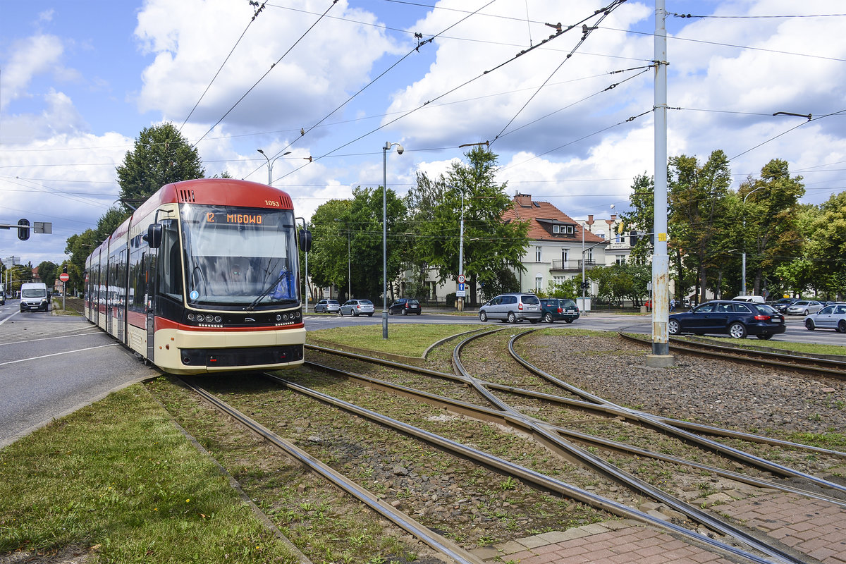 Pesa 128NG (1053) von ZTM Gdańsk auf der Straßenbahnlinie 12 (Olivia - Mitgowo) in Danzig. Aufnahme: 14. August 2019.