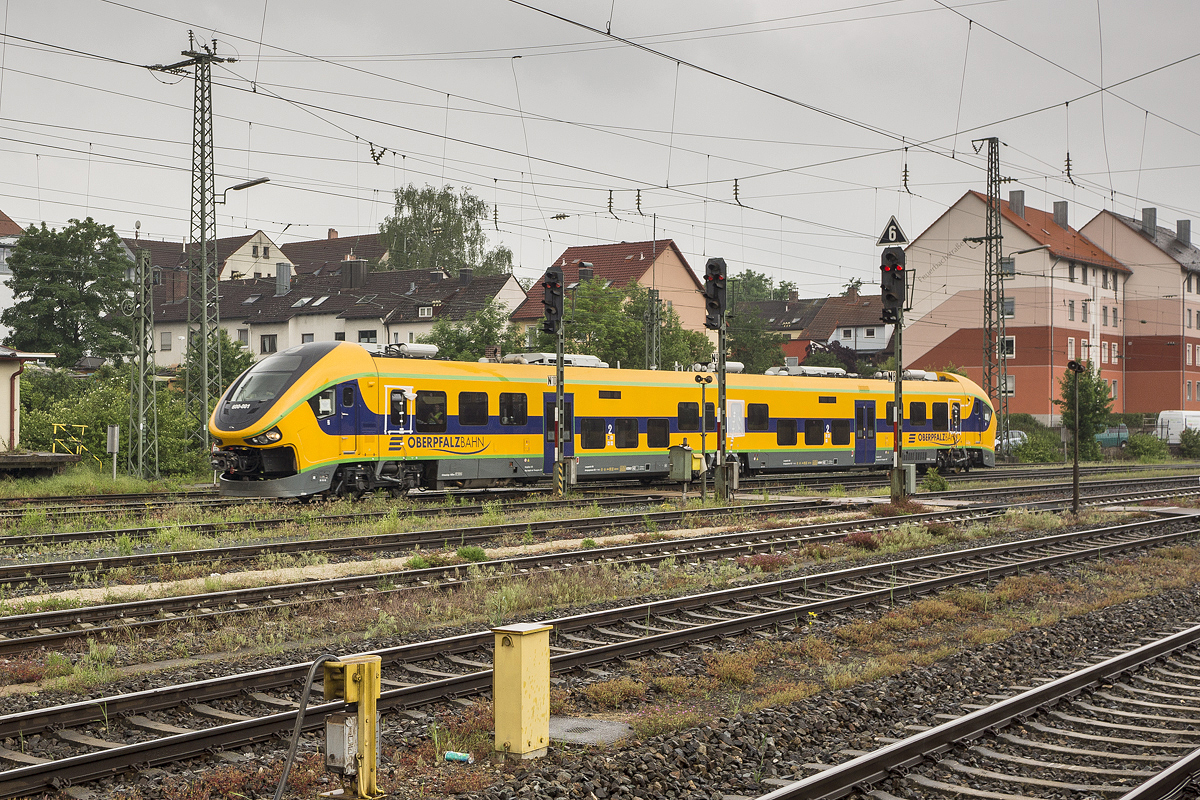 Pesa Link VT 600 001 der Oberpfalzbahn auf Test- und Messfahrt auf der KBS 920 bei der Durchfahrt durch den Bahnhof Ansbach am 29.05.2014.
