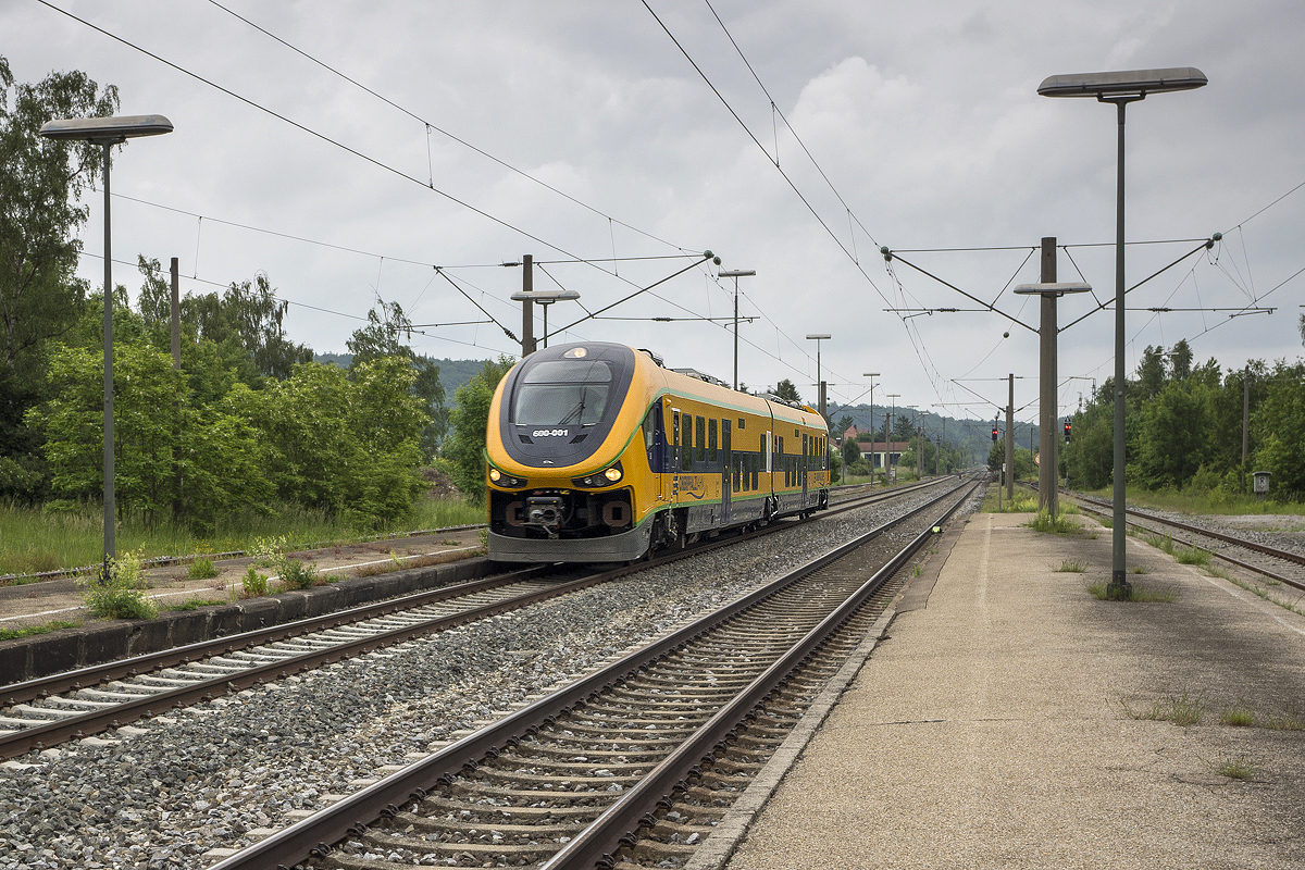 Pesa Link VT 600 001 der Oberpfalzbahn auf Test- u. Messfahrt auf der KBS 920 bei der Durchfahrt durch den Bahnhof Dombühl am 29.05.2014.
